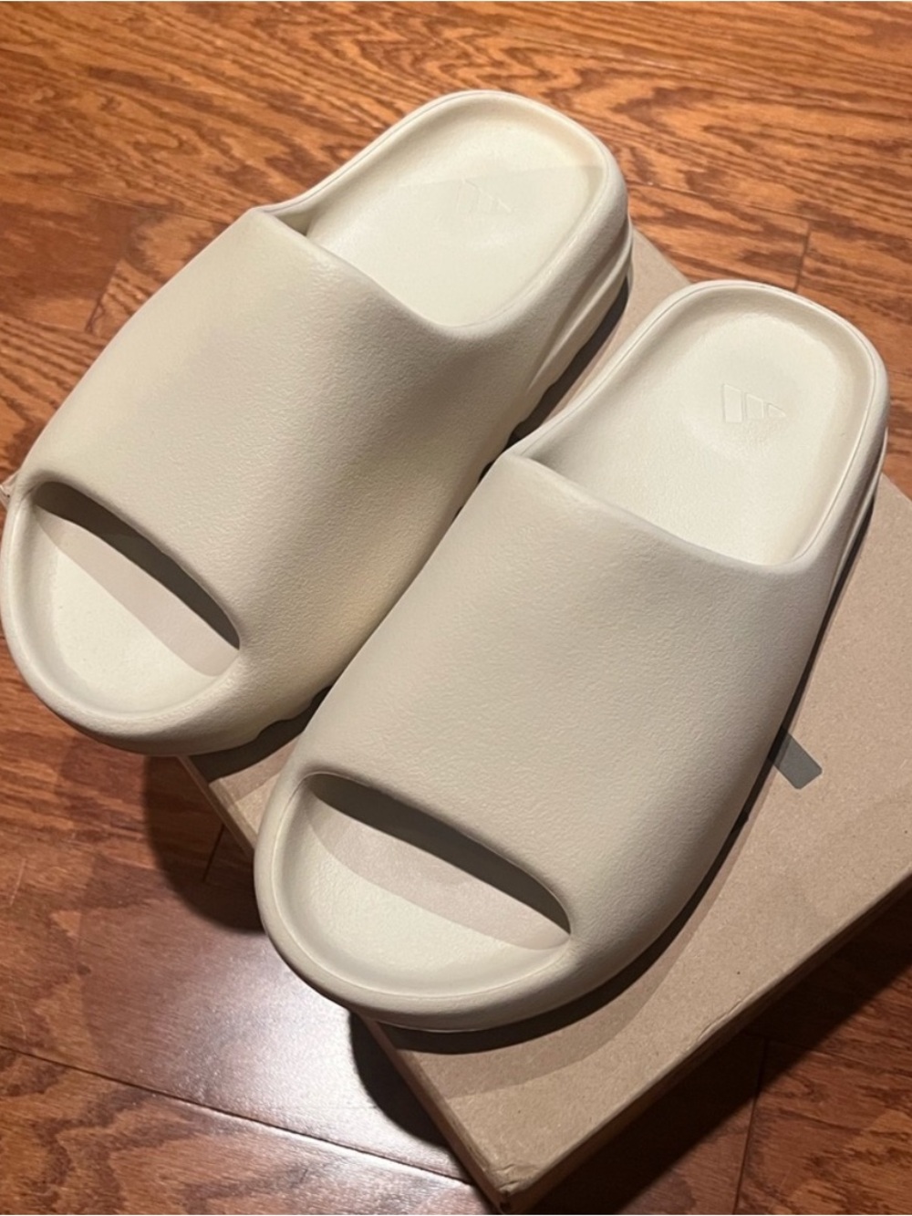 Yeezy Slide Sandal in Bone 5K / 6.5W LIKE NEW in original box